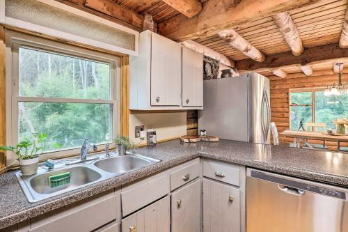 Waynesville Cabin With Deck, Grill And Fire Pit!