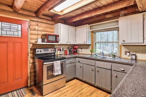 Waynesville Cabin With Deck, Grill And Fire Pit!