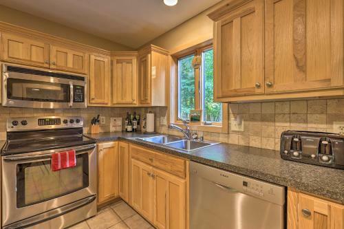 Updated Beech Mountain Home With Deck And Grill!