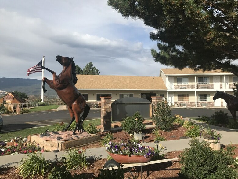 Motel Broken Spur Inn & Steakhouse