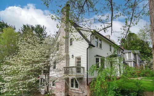 Colonial Revival In Proximity Park