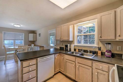 Bright Emerald Isle Getaway Less Than 1 Mi To Beaches