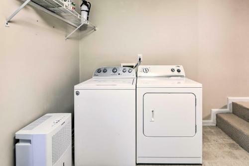 Bright Emerald Isle Getaway Less Than 1 Mi To Beaches