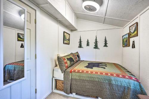 Charming Riverfront Cabin With Yard And Porch!
