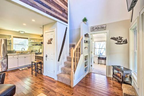Charming Riverfront Cabin With Yard And Porch!
