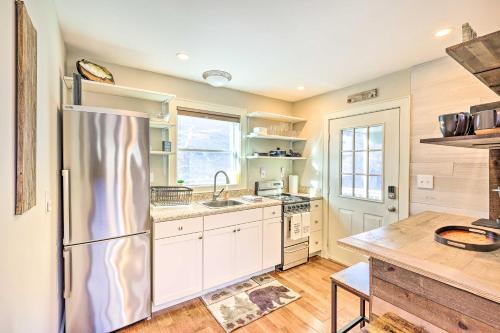 Charming Riverfront Cabin With Yard And Porch!