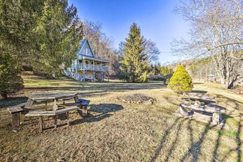 Charming Riverfront Cabin With Yard And Porch!
