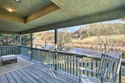 Charming Riverfront Cabin With Yard And Porch!