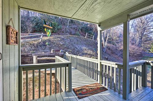Charming Riverfront Cabin With Yard And Porch!