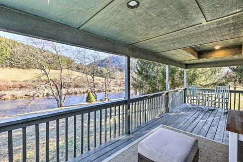 Charming Riverfront Cabin With Yard And Porch!