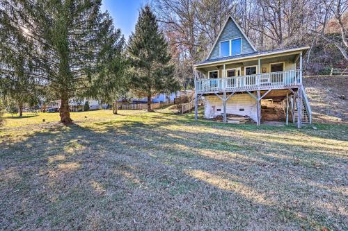 Charming Riverfront Cabin With Yard And Porch!