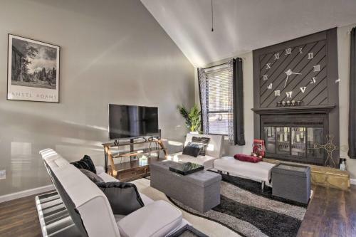 Updated Fayetville Townhome-away-from-home!