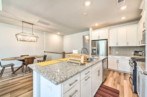 Modern Charlotte Townhome Less Than 2 Mi To Downtown!