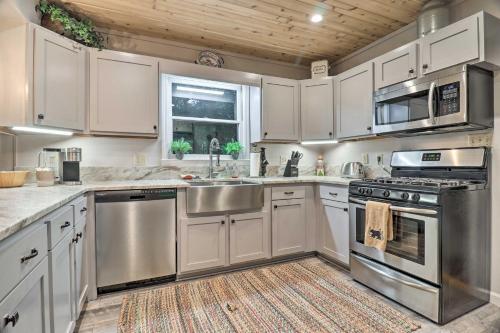 Luxury Highlands Cottage With Deck And Fireplace!