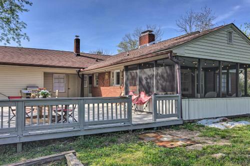 Dog-friendly Home With Yard 1 Mi To Downtown!