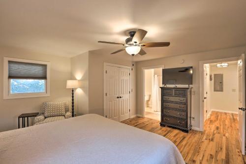 Cozy Hendersonville Home With Deck And Fire Pit!