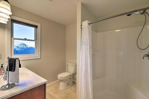 Cozy Hendersonville Home With Deck And Fire Pit!