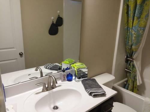 Spacious Contemporary Cottage Home (queen Bdrm)