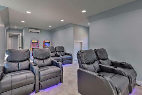 Spacious King Home With Theater And Game Room!