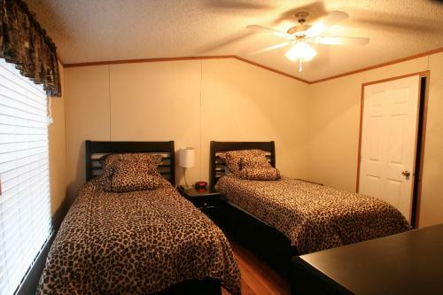 Hostal Eagle Ford Village Suites