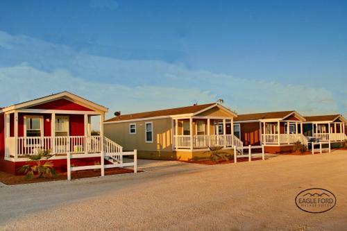Hostal Eagle Ford Village Suites
