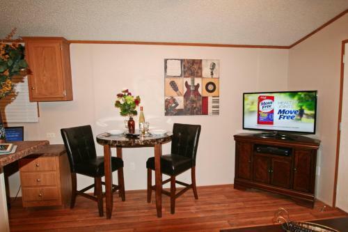 Hostal Eagle Ford Village Suites