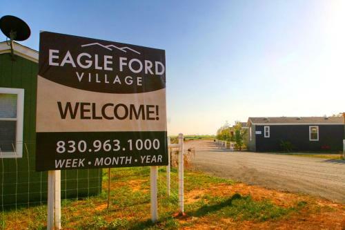 Hostal Eagle Ford Village Suites