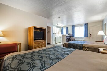 Econo Lodge Inn & Suites Logan