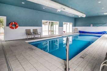 Econo Lodge Inn & Suites Logan
