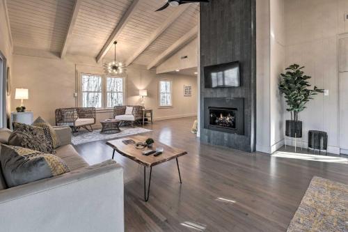 Creekside Chalet With Deck Less Than 7 Miles To Ski!
