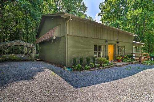 Luxury Creekside Maggie Valley Cabin With Deck!