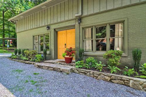 Luxury Creekside Maggie Valley Cabin With Deck!