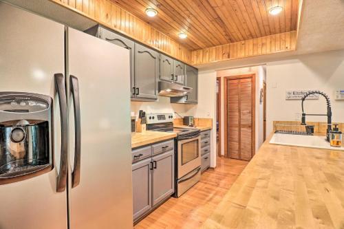 Smoky Mtn Retreat With Games, Fire Pit And Patio!