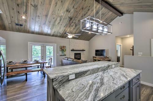 Upscale Murphy House With Deck - 2 Miles To Dwtn!