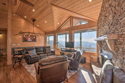 Private Luxury Cabin With Long Range Mtn Views!
