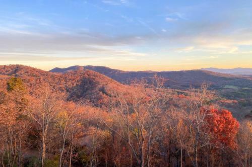 Private Luxury Cabin With Long Range Mtn Views!