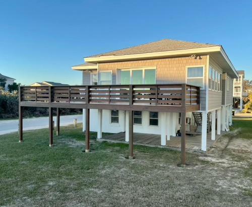 Second Floor Retreat With Ocean Views And Near All You Need!