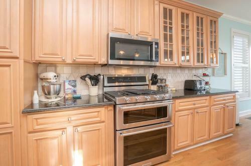 Oki's 4th Row Ocean View Home With Private Pool And Spa!