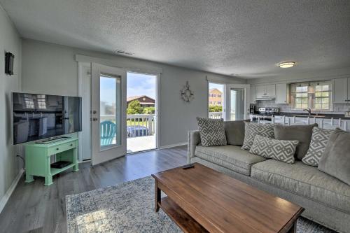 Oak Island Beach Abode With Deck Walk To Shore!
