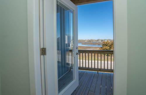 A Magical Setting With Ocean And Marsh Views!