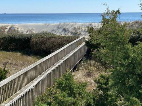 Luxurious Oceanfront Located In Oki's Paradise Shores
