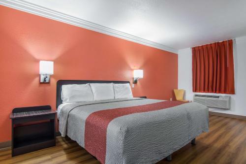 Motel 6 Marshall