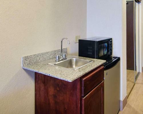Hotel Comfort Inn & Suites West
