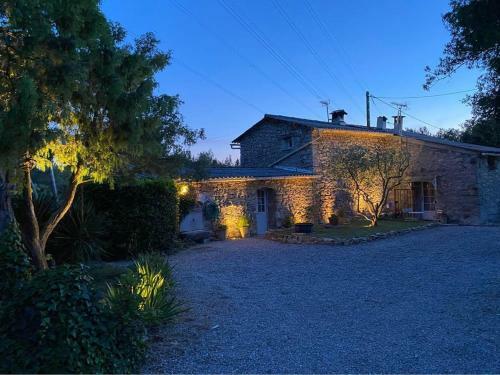 Maison Proven�ale Sur 800m� De Terrain Et Piscine