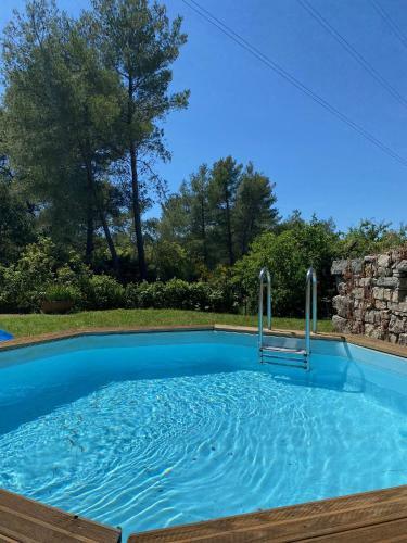 Maison Proven�ale Sur 800m� De Terrain Et Piscine