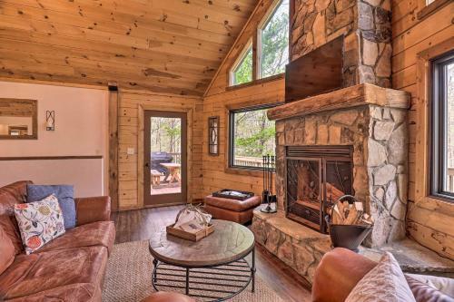 Make Your Mark Cozy Sapphire Cabin With Hot Tub!
