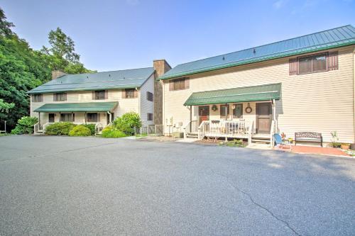 Apartamento Updated Mtn-view Condo Steps To Otter Falls!