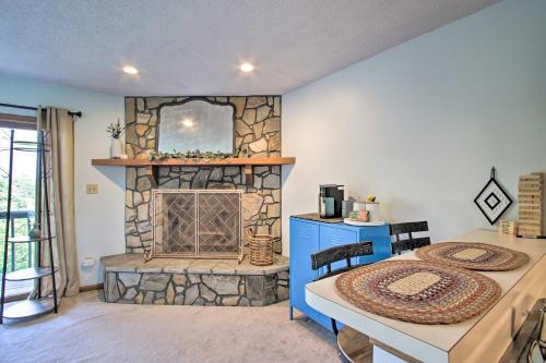 Apartamento Updated Mtn-view Condo Steps To Otter Falls!