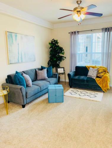 Shades Of Bleu Apartment/ Crabtree Mall Area
