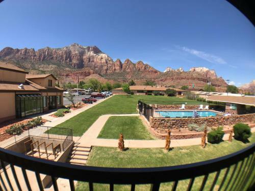 Hotel Bumbleberry Inn